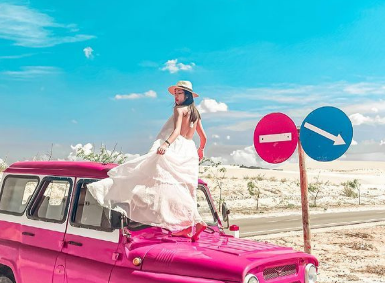 Du khách check-in tại đồi cát Mũi Né trong chuyến du lịch Phan Thiết tháng 4